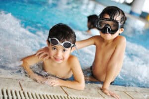 eating before swimming myth