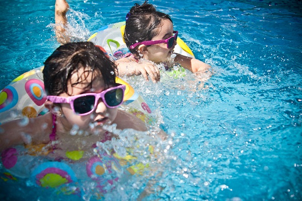 teaching-swimming-to-children
